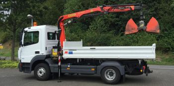 EIn Mercedes 3,75t Kipper mit Ladekran